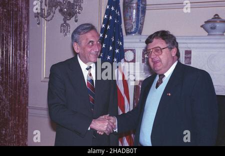 Stany Zjednoczone Ameryki Waszyngton 21.03.1990. Wizyta premiera Tadeusza Mazowieckiego (L) w USA (20-26.03.1990). Nz. Departament Stanu USA. Spotkanie z zastêpc¹ sekretarza stanu Lawrencem Sidneyem Eagleburgerem (P). msa  PAP/Marek Cezary Langda           The United States of America Washington 21 March 1990. Poland's Prime Minister Tadeusz Mazowiecki (L) pays a visit to the United States (March 20-26, 1990). Pictured: the US Department of State. Poland's prime minister meets deputy Secretary of State Lawrence Sidney Eagleburger (R).  msa  PAP/Marek Cezary Langda