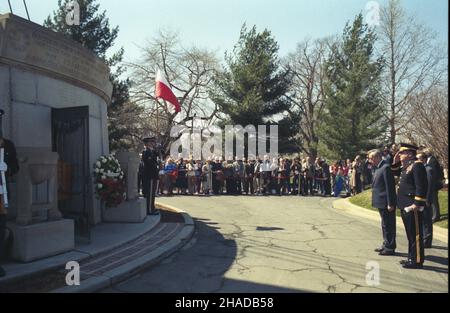 Stany Zjednoczone Ameryki 22.03.1990. Wizyta premiera Tadeusza Mazowieckiego w USA (20-26.03.1990). Nz. premier Mazowiecki (2P) sk³ada wieniec na Narodowym Cmentarzu w Arlington (Arlington National Cemetary). msa  PAP/Marek Cezary Langda         The United States of America 22 March 1990. Poland's Prime Minister Tadeusz Mazowiecki pays a visit to the United States (March 20-26, 1990). Pictured: Poland's prime minister (2R) lays a wreath at Arlington National Cemetary.  msa  PAP/Marek Cezary Langda Stock Photo