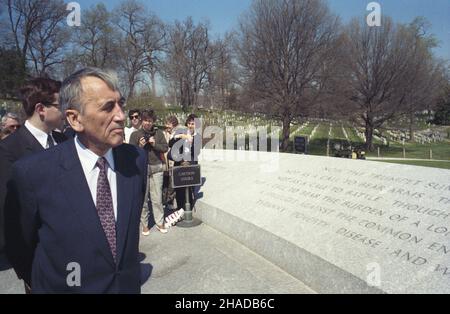 Stany Zjednoczone Ameryki 22.03.1990. Wizyta premiera Tadeusza Mazowieckiego w USA (20-26.03.1990). Nz. premier Mazowiecki (L) na Narodowym Cmentarzu w Arlington (Arlington National Cemetary). msa  PAP/Marek Cezary Langda         The United States of America 20 March 1990. Poland's Prime Minister Tadeusz Mazowiecki pays a visit to the United States (March 20-26, 1990). Pictured: Poland's prime minister (L) visits Arlington National Cemetary.  msa  PAP/Marek Cezary Langda Stock Photo