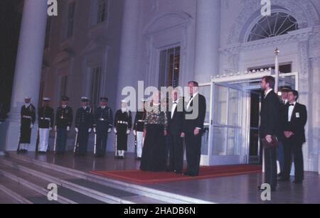 Stany Zjednoczone Ameryki Waszyngton 21.03.1990. Wizyta premiera Tadeusza Mazowieckiego (na czerwonym dywanie C) w USA (20-26.03.1990). Nz. uroczyste przyjêcie w Bia³ym Domu wydane przez prezydenta USA George'a H. W. Busha i jego ma³¿onkê Barbarê Bush.  msa  PAP/Marek Cezary Langda         The United States of America Washington 21 March 1990. Poland's Prime Minister Tadeusz Mazowiecki (on the red carpet C) pays a visit to the United States (March 20-26, 1990). Pictured: a reception at the White House given by US President George H. W Bush and his wife Barbara.  msa  PAP/Marek Cezary Langda