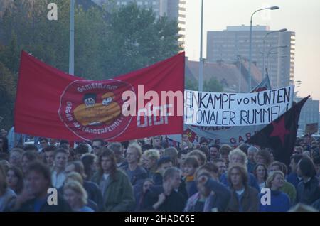 Niemcy Berlin 03.10.1990. Zjednoczenie Niemiec. Nz. manifestacja ugrupowañ lewicowych. msa  PAP/Janusz Mazur         Berlin, Germany, 3 October 1990. East and West Germany unite. Pictured: leftwing demonstrators.  msa  PAP/Janusz Mazur Stock Photo