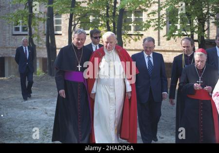 £om¿a 05.06.1991. IV pielgrzymka papie¿a Jana Paw³a II do Polski. Ojciec Œwiêty poœwiêci³ nowy Diecezjalny Dom Ksiê¿y Emerytów przy ul. Gie³czyñskiej, wybudowany z inicjatywy bp. Juliusza Paetza. Nz. m.in. szef ochrony papieskiej Camillo Cibn (w g³êbi, L), biskup Juliusz Paetz (2L), papie¿ (4L), arcybiskup metropolita kowieñski kardyna³ Vincentas Sladkevicius reprezentuj¹cy Episkopat Koœcio³a Katolickiego na Litwie (1P). mw  PAP/Wojciech Kryñski         Lomza, 5 June 1991. Pope John Paul II's fourth pilgrimage to Poland. The pope consecrated the new Home for Retired Priests on Gielczynska Stre