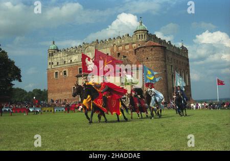 Golub-Dobrzyñ 20.07.1991. XV Miêdzynarodowy Turniej Rycerski na golubskim zamku. Nz. jeŸdŸcy z chor¹gwiami herbowymi, od lewej: Królestwa Polskiego, Jelita, Cio³ek, Leliwa, Jastrzêbiec. W g³êbi krzy¿acki zamek w Golubiu. msa  PAP/Wojciech Szabelski         Golub-Dobrzyn 20 July 1991. The 15th International Knights Tournament in the Golub-Dobrzyn castle. Pictured: riders with crest banners, from the left the crests of Krolestwo Polskie, Jelito, Ciolek, Leliwa, Jastrzebiec. In the background the Teutonic knights castle in Golub.  msa  PAP/Wojciech Szabelski Stock Photo