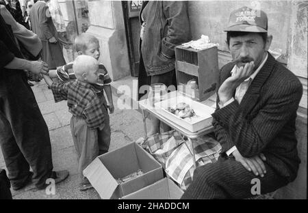 Warszawa, 27.08.1991. Sprzeda¿ ¿ó³wi, ptaków i innych zwierz¹t na Nowym Œwiecie. (ptr) PAP/Pawe³ Kopczyñski      Warsaw, 27.08.1991. A man sells turtles, birds and other animals on the Nowy Swiat (New World) Street in Warsaw. (ptr) PAP/Pawel Kopczynski Stock Photo