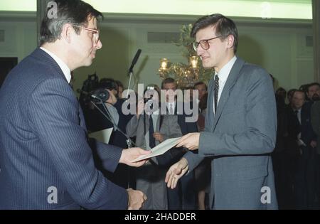 Warszawa 24.11.1991. Uroczystoœæ w Sali Kolumnowej Sejmu wrêczenia pose³om elektorom I kadencji zaœwiadczeñ o wyborze do Sejmu Rzeczpospolitej Polskiej. Nz. przewodnicz¹cy Pañstwowej Komisji Wyborczej Andrzej Zoll (L) i pose³ Krzysztof Król. ka  PAP/Andrzej Rybczyñski         Warsaw 24 November 1991. Newly-elected deputies of the Polish Republic Sejm (lower house) of the 1st ternure receive election certificates at the Sejm Column Hall. Pictured: chairman of the State Electoral Commission (PKW) Andrzej Zoll (left) and deputy Krzysztof Krol.   ka  PAP/Andrzej Rybczynski