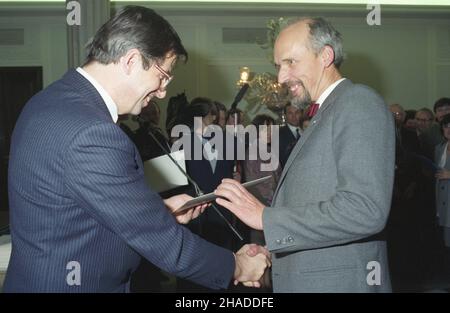 Warszawa 24.11.1991. Uroczystoœæ w Sali Kolumnowej Sejmu wrêczenia pose³om elektorom I kadencji zaœwiadczeñ o wyborze do Sejmu Rzeczpospolitej Polskiej. Nz. przewodnicz¹cy Pañstwowej Komisji Wyborczej Andrzej Zoll (L) i pose³ Janusz Korwin-Mikke. ka  PAP/Andrzej Rybczyñski         Warsaw 24 November 1991. Newly-elected deputies of the Polish Republic Sejm (lower house) of the 1st ternure receive election certificates at the Sejm Column Hall. Pictured: chairman of the State Electoral Commission (PKW) Andrzej Zoll (left) and deputy Janusz Korwin-Mikke.   ka  PAP/Andrzej Rybczynski