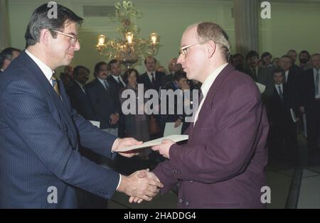 Warszawa 24.11.1991. Uroczystoœæ w Sali Kolumnowej Sejmu wrêczenia pose³om elektorom I kadencji zaœwiadczeñ o wyborze do Sejmu Rzeczpospolitej Polskiej. Nz. przewodnicz¹cy Pañstwowej Komisji Wyborczej Andrzej Zoll (L) i pose³ Jan Maria Rokita. ka  PAP/Andrzej Rybczyñski         Warsaw 24 November 1991. Newly-elected deputies of the Polish Republic Sejm (lower house) of the 1st ternure receive election certificates at the Sejm Column Hall. Pictured: chairman of the State Electoral Commission (PKW) Andrzej Zoll (left) and deputy Jan Maria Rokita.   ka  PAP/Andrzej Rybczynski