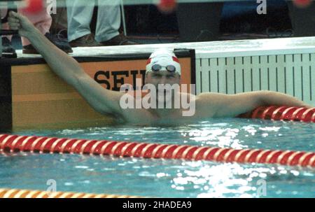 Barcelona, Hiszpania, 07.1992. XXV Letnie Igrzyska Olimpijskie w Barcelonie. Polski p³ywak Artur Wojdat. (mr) PAP/Piotr Teodor Walczak ***Dok³adny dzieñ wydarzenia nieustalony***     Barcelona, Spain, July 1992. XXV Summer Olympic Games in Barcelona. Polish swimmer Artur Wojdat. (mr) PAP/Piotr Teodor Walczak ***Event date unknown***