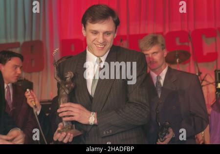 Warszawa 09.01.1993. 58. Plebiscyt Przegl¹du Sportowego na najlepszego sportowca Polski w 1992 roku. Uroczystoœæ wrêczenia laureatom statuetek Czempionów i tradycyjny Bal Mistrzów Sportu w hotelu Victoria. Nz. judoka i zdobywca z³otego medalu na Igrzyskach Olimpijskich w Barcelonie Waldemar Legieñ (C), który zaj¹³ 1 miejsce w plebiscycie. msa  PAP/Teodor Walczak         Warsaw 9 January 1993. The Best Polish Sportsman Competition in 1992 organised by the Przeglad Sportowy daily. The Champion awards presenting ceremony and the traditional Sport Champions Ball at the Victoria Hotel. Pictured: ju
