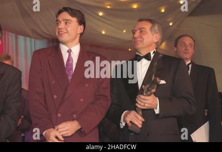 Warszawa 09.01.1993. 58. Plebiscyt Przegl¹du Sportowego na najlepszego sportowca Polski w 1992 roku. Uroczystoœæ wrêczenia laureatom statuetek Czempionów i tradycyjny Bal Mistrzów Sportu w hotelu Victoria. Nz. od lewej: piêcioboista i zdobywca z³otego medalu na Igrzyskach Olimpijskich w Barcelonie Arkadiusz Skrzypaszek (2 miejsce w plebiscycie), przedsiêbiorca Zbigniew Niemczycki, redaktor Dariusz Szpakowski. msa  PAP/Teodor Walczak         Warsaw 9 January 1993. The Best Polish Sportsman Competition in 1992 organised by the Przeglad Sportowy daily. The Champion awards presenting ceremony and