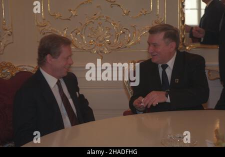 Czechy Praga 02.02.1993. Zaprzysiê¿enie na urz¹d Prezydenta Czech Vaclava Havla (L), uroczystoœæ w zamku na Hradczanach. Z prawej prezydent RP Lech Wa³êsa. mw  PAP/Maciej Belina Brzozowski         Czech Republic, Prague 02 February 1993. The swearing-in ceremony of Czech Presidnt Vaclav Havel (left) at the Hradcany Castle. From right President of Republic of Poland Lech Walesa.   mw  PAP/Maciej Belina Brzozowski