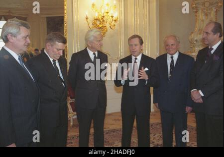 Czechy Praga 02.02.1993. Zaprzysiê¿enie Vaclava Havla na prezydenta Republiki Czeskiej. Nz. od lewej: wicepremier Republiki S³owackiej Roman Kovac, prezydent RP Lech Wa³êsa, prezydent Republiki Federalnej Niemiec Richard von Weizsaecker, prezydent Republiki Czeskiej Vaclav Havel, prezydent Republiki Wêgierskiej Arpad Goencz, prezydent Republiki Austrii Thomas Klestil, w zamku praskim na Hradczanach. msa  PAP/Maciej Belina Brzozowski         Czech Republic Prague 02 February 1993. The swearing-in ceremony of Vaclav Havel as the president of the Czech Republic. Pictured from left: Slovak Republi