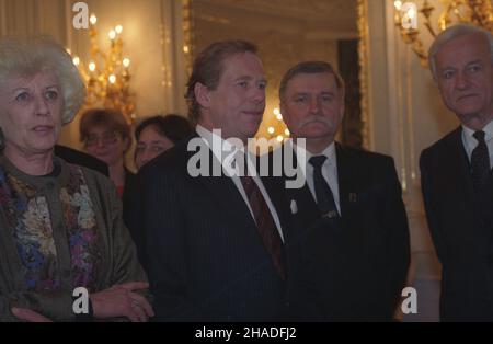Czechy Praga 02.02.1993. Zaprzysiê¿enie na urz¹d Prezydenta Czech Vaclava Havla, uroczystoœæ w zamku na Hradczanach. Nz. od prawej: prezydent Republiki Federalnej Niemiec Richard von Weizsaecker, prezydent RP Lech Wa³êsa, prezydent Vaclav Havel i jego ¿ona Olga.  mw  PAP/Maciej Belina Brzozowski         Czech Republic, Prague 02 February 1993. The swearing-in ceremony of Czech Presidnt Vaclav Havel at the Hradcany Castle. Pictured from right: Pesident of the German Federal Republic Richard von Weizsaecker, President of Republic of Poland Lech Walesa, President Vaclav Havel and his spouse Olga.