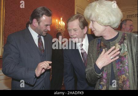 Czechy Praga 02.02.1993. Zaprzysiê¿enie Vaclava Havla na prezydenta Republiki Czeskiej. Nz. od lewej: szef Gabinetu Prezydenta RP Mieczys³aw Wachowski, Vaclav Havel z ma³¿onk¹ Olg¹, w zamku praskim na Hradczanach. msa  PAP/Maciej Belina Brzozowski         Czech Republic Prague 02 February 1993. The swearing-in ceremony of Vaclav Havel as the president of the Czech Republic. Pictured: head of the Polish president cabinet Mieczyslaw Wachowski, Vaclav Havel with First Lady Olga at Prague's Hradcany Castle.    msa  PAP/Maciej Belina Brzozowski