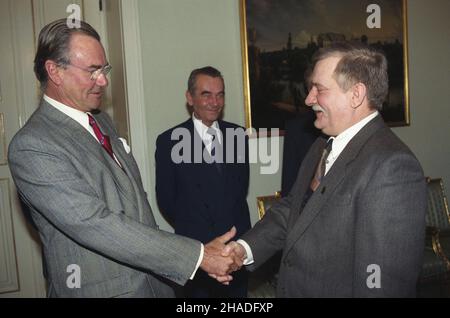 Warszawa 24.02.1993. Prezydent RP Lech Wa³êsa (P) przyj¹³ przebywaj¹cego w Polsce ksiêcia Danii Henryka, mê¿a królowej Danii Ma³gorzaty II (L). mw  PAP/Maciej Belina Brzozowski             Warsaw 24 February 1993. Poland's President Lech Walesa (R) meets Henrik, Prince Consort of Denmark, husband of the Queen of Denmark, Margrethe II.  mw  PAP/Maciej Belina Brzozowski Stock Photo