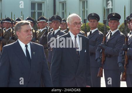 Warszawa 06.05.1993. Wizyta prezydenta Estonii Lennarta Meri w Polsce (06-07.05.1993). Nz. Lennart Meri (P) i prezydent RP Lech Wa³êsa (L) przed Kompani¹ Reprezentacyjn¹ Wojska Polskiego na dziedziñcu Belwederu. ka  PAP/Janusz Mazur       Warsaw 6 May 1993. Estonian President Lennart Meri visits Poland (May 6-7). Pictured: President Meri (R) and Polish President Lech Walesa (L) before an honour guard in the Belvedere palace courtyard.  ka  PAP/Janusz Mazur