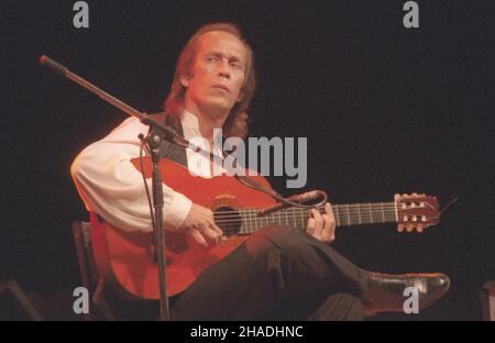 Kraków 16.06.1993. Hiszpañski gitarzysta flamenco Paco de Lucia (Francisco Sanchez Gomez) podczas koncertu w hali widowiskowo-sportowej Towarzystwa Sportowego. mw  PAP/Jacek Bednarczyk         Cracow, 16 June 1993. Spanish flamenco guitarist Paco de Lucia (Francisco Sanchez Gomez) during a concert at the Sports Society's hall.   mw  PAP/Jacek Bednarczyk Stock Photo