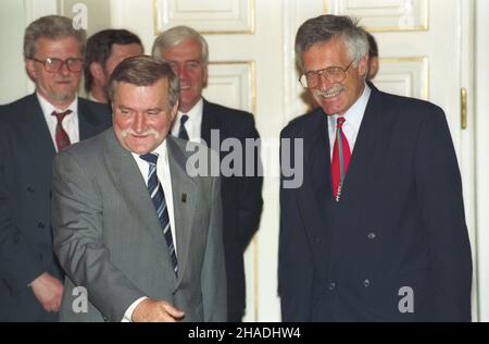 Warszawa 24.06.1993. Premier Republiki Czeskiej Vaclav Klaus z wizyt¹ w Polsce w dniach 24-25 czerwca. Nz. spotkanie w Belwederze prezydenta RP Lecha Wa³êsy (2L) i premiera Klausa (P). mw  PAP/Janusz Mazur         Warsaw, 24 June 1993. Czech Prime Minister Vaclav Klaus (R) and Polish President Lech Walesa (2L) in the Belvedere Palace during Klaus's visit in Poland (June 24-25).  mw  PAP/Janusz Mazur
