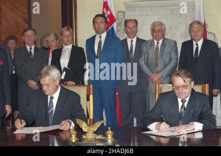 Warszawa 12.07.1993. Urz¹d Rady Ministrów (URM),  wicepremier RP Henryk Goryszewski (P) i wicepremier Republiki S³owackiej Roman Kovac (L) podpisuj¹ protoko³y obrad. mw  PAP/Andrzej Rybczyñski         Warszawa 12 July 1993. The Office of the Council of Ministers (URM); Poland's deputy PM Henryk Goryszewski (right) and Slovak Deputy PM Roman Kovac (left) signing a protocol of debates.   mw  PAP/Andrzej Rybczynski