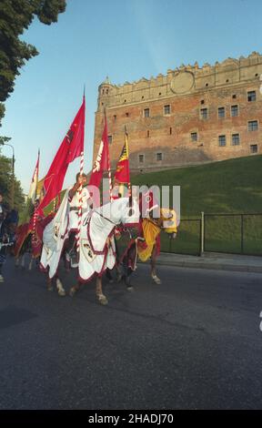 Golub-Dobrzyñ 15.07.1993. XVII Miêdzynarodowy Turniej Rycerski na zamku w Golubiu-Dobrzyniu. Do walk stanê³y ekipy Polski, Szwecji i W³och. Nz. otwieraj¹ca turniej parada rycerzy, w tle gotycko-renesansowy zamek. mw  PAP/Wojciech Szabelski         Golub-Dobrzyn 15 July 1993. The XVII 17th International Knights Tournament at Golub-Dobrzyn Castle. Fighting teams came from Poland, Sweden and Iitaly. Pictured: a knigh's parade opening the tournament; in the background the gothic-renaissence castle.   mw  PAP/Wojciech Szabelski Stock Photo