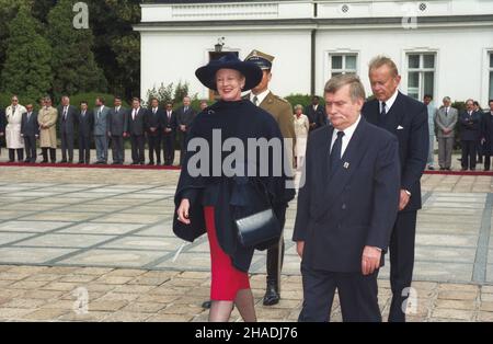 Warszawa 09.07.1993. Wizyta w Polsce królowej Danii Ma³gorzaty II wraz z towarzysz¹cym jej ma³¿onkiem ksiêciem Henrykiem, w dniach 5-9 lipca. Nz. dziedziniec Belwederu, uroczystoœæ po¿egnania królowej Ma³gorzaty II (L) przez prezydenta RP Lecha Wa³êsê (2P). Z prawej MSZ Janusz Œwitkowski. mw  PAP/Maciej Belina Brzozowski         Warsaw 08 July 1993. HM Queen Margrethe II of Danmark and Prince Henrik visit Poland on July 5-9. Pictured: the Belvedere Palace courtyard; the farewell ceremony bidden by Poland's President Lech Walesa (2nd right) to HM Queen of Denmark Margrether II (left). From righ Stock Photo