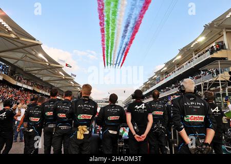 Alpine F1 Team on the grid. Abu Dhabi Grand Prix, Sunday 12th December 2021. Yas Marina Circuit, Abu Dhabi, UAE. Stock Photo