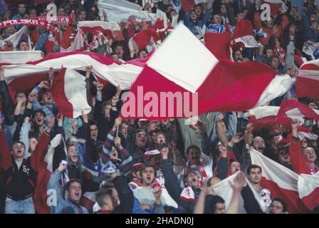 Poznañ 13.10.1993. Mecz pi³ki no¿nej Polska-Norwegia na Stadionie Miejskim w ramach eliminacji do Mistrzostw Œwiata 1994 w Stanach Zjednoczonych. Polacy przegrali 0:3. uu  PAP/Aleksander Dunin Kêplicz         Poznan 13 October 1993. Poland-Norway, the 1994 World Soccer Cup qualifier at the Municipal Stadium. The finals were held in the United States. Poland lost to Norway 3-0.   uu  PAP/Aleksander Dunin Keplicz Stock Photo