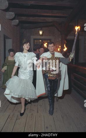 Golub-Dobrzyñ 12.02.1994. Wielki bal karnawa³owy na zamku w Golubiu. msa  PAP/Wojciech Szabelski         Golub-Dobrzyn, Poland, 12 February 1994. Couples dance during a Great Carnival Ball in the Golub Castle on the last Saturday of Carnival in Golub-Dobrzyn. PAP/WOJCIECH SZABELSKI Stock Photo