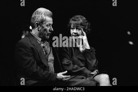 Warszawa, 03.1994. Teatr Dramatyczny, sztuka Johna Guare'a pt. Szósty stopieñ oddalenia, w re¿yserii Piotra Cieœlaka. Nz. El¿bieta Czy¿ewska (jako Ouisa Kittredge) i W³adys³aw Kowalski (jako Flan Kittredge).  meg  PAP/Zbigniew Matuszewski    Dok³adny dzieñ wydarzenia nieustalony.