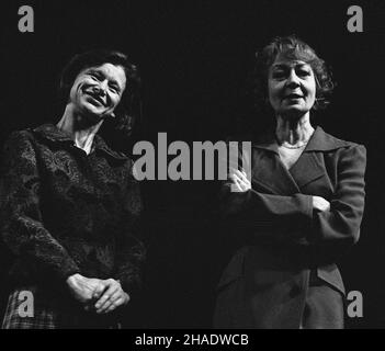 Warszawa, 03.1994. Teatr Dramatyczny, sztuka Johna Guare'a pt. Szósty stopieñ oddalenia, w re¿yserii Piotra Cieœlaka. Nz. Jadwiga Jankowska-Cieœlak (L) i El¿bieta Czy¿ewska (jako Ouisa Kittredge).  meg  PAP/Zbigniew Matuszewski    Dok³adny dzieñ wydarzenia nieustalony.