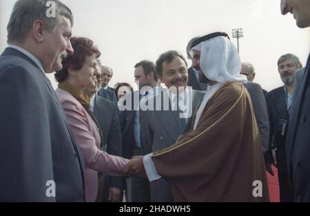 Zjednoczone Emiraty Arabskie Abu Zabi 02.03.1994. Miêdzyl¹dowanie podczas podró¿y prezydenta RP Lecha Wa³êsy do Republiki Indii. Powitanie prezydenta RP i delegacji polskiej na lotnisku. Nz. prezydent RP Lech Wa³êsa (L), ma³¿onka prezydenta RP Danuta Wa³êsa (2L), Szambelan Dworu Szejka Suroor bin Mohammed Al Nayan (P). js  PAP/Janusz Mazur         United Aran Emirates Abu Dhabi 02 March 1994. Polnad's President Lech Walesa on a stop-over on the way to India. Greeting of at the airport. Pictured: Poland's President Lech Walesa (L), Poland's First Lady Danuta (2nd L), Chamberlain of the Court of Stock Photo