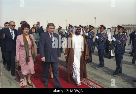 Zjednoczone Emiraty Arabskie Abu Zabi 02.03.1994. Miêdzyl¹dowanie podczas podró¿y prezydenta RP Lecha Wa³êsy do Republiki Indii. Powitanie prezydenta RP i delegacji polskiej na lotnisku przez Szambelana Dworu Szejka Suroor bin Mohammed Al Nayan. Nz. m.in.: (od lewej) dyrektor protoko³u dyplomatycznego MSZ (Ministerstwa Spraw Zagranicznych RP) Janusz Œwitkowski, ma³¿onka prezydenta RP Danuta Wa³êsa, prezydent RP Lech Wa³êsa, Szambelan Dworu Szejka. js  PAP/Janusz Mazur         United Aran Emirates Abu Dhabi 02 March 1994. Polnad's President Lech Walesa on a stop-over on the way to India. The we Stock Photo