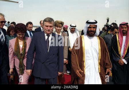 Zjednoczone Emiraty Arabskie Abu Zabi 02.03.1994. Miêdzyl¹dowanie podczas podró¿y prezydenta RP Lecha Wa³êsy do Republiki Indii. Powitanie prezydenta RP i delegacji polskiej na lotnisku przez Szambelana Dworu Szejka Suroor bin Mohammed Al Nayan. Nz. m.in.: (od lewej) dyrektor protoko³u dyplomatycznego MSZ (Ministerstwa Spraw Zagranicznych RP) Janusz Œwitkowski, ma³¿onka prezydenta RP Danuta Wa³êsa, prezydent RP Lech Wa³êsa, Szambelan Dworu Szejka. js  PAP/Janusz Mazur         United Aran Emirates Abu Dhabi 02 March 1994. Polnad's President Lech Walesa on a stop-over on the way to India. The we Stock Photo