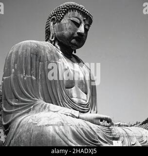 1950s, historical, side view, from below, of the Great Buddha (or Daibutsu) at Kotoku-in temple, Kamakura, Japan, an ancient giant bronze statue that dates back to 1252. Stock Photo