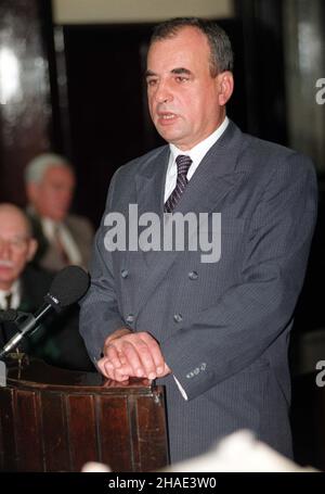 Warszawa, 13.10.1995. Kolejna rozprawa w procesie w sprawie œmierci Grzegorza Przemyka, w warszawskim S¹dzie Wojewódzkim. N/z: lekarz Jerzy Domagalski jako œwiadek. (kru) PAP/Adam Urbanek     Warsaw, 13.10.1995. Continuation of the Grzegorz Przemyk death trial at the Warsaw Provincial Court. Pictured: doctor Jerzy Domagalski as a witness. (kru) PAP/Adam Urbanek