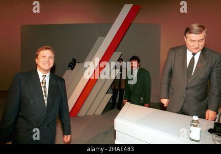 Warszawa 12.11.1995. Kampania prezydencka w 1995. Debata wyborcza na antenie pierwszego programu TVP, z udzia³em kandydata lewicy Aleksandra Kwaœniewskiego i ubiegaj¹cego siê o reelekcjê Lecha Wa³êsy. N/z: szef TVP Wies³aw Walendziak (L) i Lech Wa³êsa (P) w trakcie debaty.  (kru) PAP/Maciej B. Brzozowski     Warsaw, 12.11.1995. A televised debate between Left candidate for the 1995 Polish presidential election, Aleksander Kwasniewski and Poland's incumbent president Lech Walesa for the 1995 Polish presidential election campaign. Pictured: Lech Walesa (R) and chief of TVP, journalist Wieslaw Wa