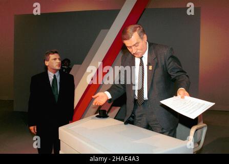 Warszawa 12.11.1995. Kampania prezydencka w 1995. Debata wyborcza na antenie pierwszego programu TVP, z udzia³em kandydata lewicy Aleksandra Kwaœniewskiego i ubiegaj¹cego siê o reelekcjê Lecha Wa³êsy. N/z: Kwaœniewski (L) i Wa³êsa (P) dyskutuj¹ po debacie.  (kru) PAP/Maciej B. Brzozowski     Warsaw, 12.11.1995. A televised debate between Left candidate for the 1995 Polish presidential election, Aleksander Kwasniewski (L) and Poland's incumbent president Lech Walesa (R) for the 1995 Polish presidential election campaign. Pictured: Lech Walesa (R) with Aleksander Kwasniewski (L), after a debate.
