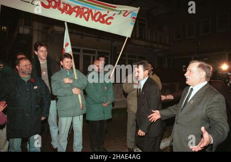 Warszawa 12.11.1995. Kampania prezydencka w 1995. Debata wyborcza na antenie pierwszego programu TVP, z udzia³em kandydata lewicy Aleksandra Kwaœniewskiego i ubiegaj¹cego siê o reelekcjê Lecha Wa³êsy. N/z: Lech Wa³êsê (P) witany przez swoich zwolenników przed debat¹.  (kru) PAP/Maciej B. Brzozowski     Warsaw, 12.11.1995. A televised debate between Left candidate for the 1995 Polish presidential election, Aleksander Kwasniewski and Poland's incumbent president Lech Walesa for the 1995 Polish presidential election campaign. Pictured: Lech Walesa (R) speaks to his supporters, after a debate. (kr