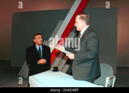 Warszawa 12.11.1995. Kampania prezydencka w 1995. Debata wyborcza na antenie pierwszego programu TVP, z udzia³em kandydata lewicy Aleksandra Kwaœniewskiego i ubiegaj¹cego siê o reelekcjê Lecha Wa³êsy. N/z: Kwaœniewski (L) wyciag¹ rêkê do Wa³êsy (P) po debacie.  (kru) PAP/Maciej B. Brzozowski     Warsaw, 12.11.1995. A television debate between Left candidate for the 1995 Polish presidential election, Aleksander Kwasniewski (L) and Poland's incumbent president Lech Walesa (R) for the 1995 Polish presidential election campaign. Pictured: Lech Walesa (R) with Aleksander Kwasniewski (L), after a de