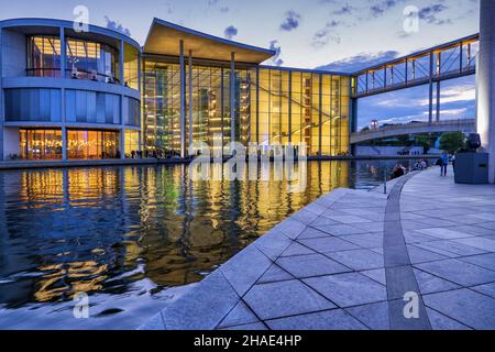 Germany, Berlin, Paul Loebe Building (Paul-Lobe-Haus) and promenade at river Spree in the evening, modern, contemporary architecture in the city cente Stock Photo