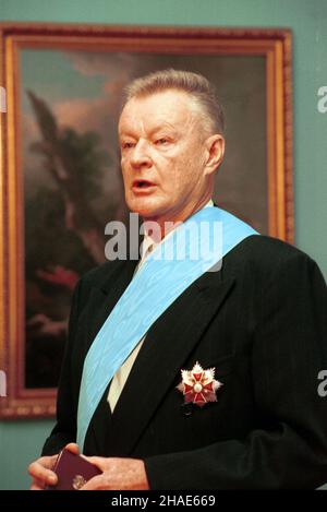 Warszawa, 19.12.1995. Prof. Zbigniew Brzeziñski, b. doradca prezydenta Cartera ds. bezpieczeñstwa narodowego USA, otrzyma³ z r¹k prezydenta Wa³êsy Order Or³a Bia³ego w uznaniu zas³ug dla demokratycznych przemian w Polsce. N/z: Zbigniew Brzeziñski w czasie uroczystoœci. (kru) PAP/Maciej B. Brzozowski     Warsaw, 19.12.1995. Zbigniew Brzezinski, former United States National Security Advisor, was awarded a Order of the White Eagle, by the Polish President Lech Walesa. Pictured: Zbigniew Brzezinski during a ceremony in Warsaw. (kru) PAP/Maciej B. Brzozowski Stock Photo