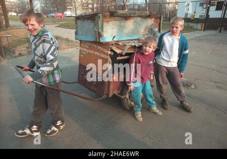 £ódŸ, 1996-10-14. Ch³opcy zbieraj¹cy makulaturê i z³om. mgs  PAP/Cezary Pecold      Lodz, Oct. 14, 1996. Boys collecting scrap paper and metal.  mgs  PAP/Cezary Pecold Stock Photo