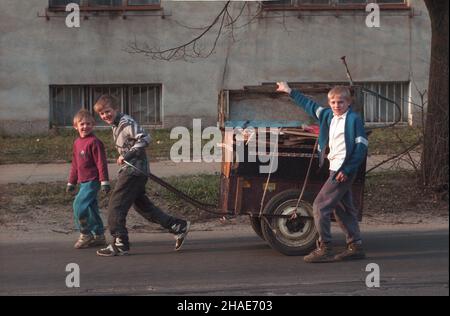 £ódŸ, 1996-10-14. Ch³opcy zbieraj¹cy makulaturê i z³om. mgs  PAP/Cezary Pecold      Lodz, Oct. 14, 1996. Boys collecting scrap paper and metal.  mgs  PAP/Cezary Pecold Stock Photo