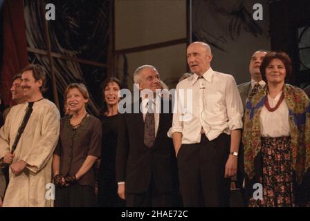 Warszawa, 1997-02. Uroczysta gala na scenie Teatru Dramatycznego w 40-lecie jego istnienia. Nz. aktorzy, od lewej: Grzegorz Wons, Piotr Skarga, Jadwiga Jankowska-Cieœlak, Jolanta Olszewska, Zbigniew Zapasiewicz (1934-2009), dyrektor naczelny i artystyczny TD w latach 1987-1990, Marek Walczewski (1937-2009), Cezary ¯ak, Jolanta Fija³kowska. meg  PAP/Andrzej Rybczyñski    Dok³adny dzieñ wydarzenia nieustalony.