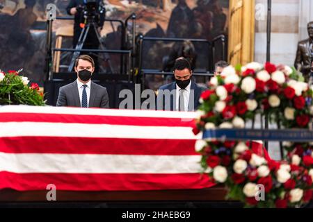 Washington, United States Of America. 09th Dec, 2021. Washington, United States of America. 09 December, 2021. People view the flag draped casket of World War II veteran and former Senator Robert Dole as it lies in state at the Rotunda of the U.S. Capitol, December 9, 2021 in Washington, DC Senator Dole died at age 98 following a lifetime of service to the nation. Credit: Spc. Zachery Perkins/U.S. Army/Alamy Live News Stock Photo