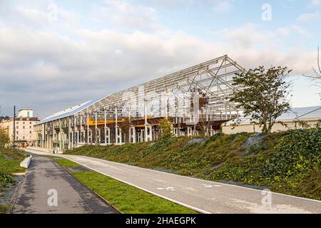 'Hall in one' is the name of the new shopping center and leisure area in Saint-Chamond, France. It was built in 2018 in the halls of the former local steel industry (Compagnie des forges et aciéries de la Marine et d'Homécourt). In the former industrial complex is the shopping mall 'Hall in 1' with cinema, brasseries, leisure and shopping facilities.