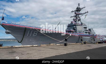 Pearl Harbor, United States. 08 December, 2021. U.S. Navy sailors man the rails during the commissioning ceremony for the newest guided-missile destroyer, USS Daniel Inouye at Joint Base Pearl Harbor-Hickam, December 8, 2021 in Honolulu, Hawaii. The warship honors former U.S. Senator and Medal of Honor recipient Daniel Inouye. Credit: MC2 Logan Keown/U.S. Navy/Alamy Live News Stock Photo