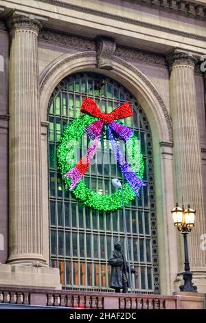 Holiday wreath decorates the front of Grand Central Terminal during the Christmas season, New York City, USA  2021