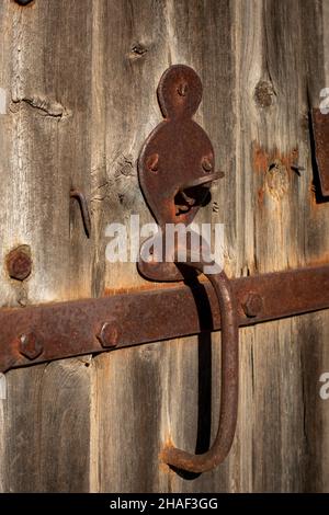 Close-up of rusty old barn door handle and latch on old wooden door Stock Photo