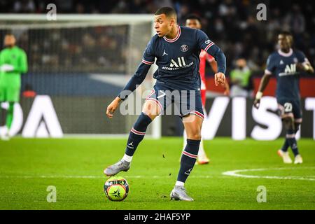 Paris, France, France. 12th Dec, 2021. Kylian MBAPPE of PSG during the Ligue 1 match between Paris Saint-Germain (PSG) and AS Monaco at Parc des Princes stadium on December 12, 2021 in Paris, France. (Credit Image: © Matthieu Mirville/ZUMA Press Wire) Credit: ZUMA Press, Inc./Alamy Live News Stock Photo